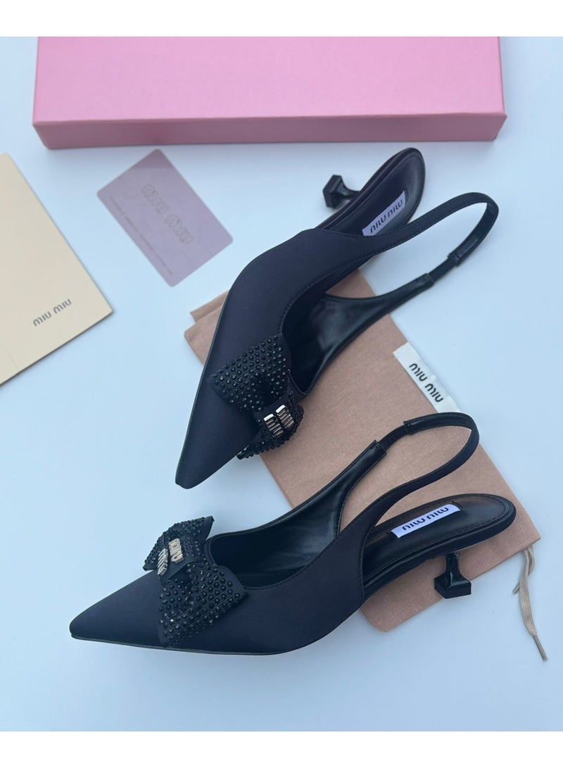 مياو مياو صندل/حذاء بكعب عالٍ مفتوح من الخلف من MIU MIU بمقدمة مدببة وكعب قصير أسود