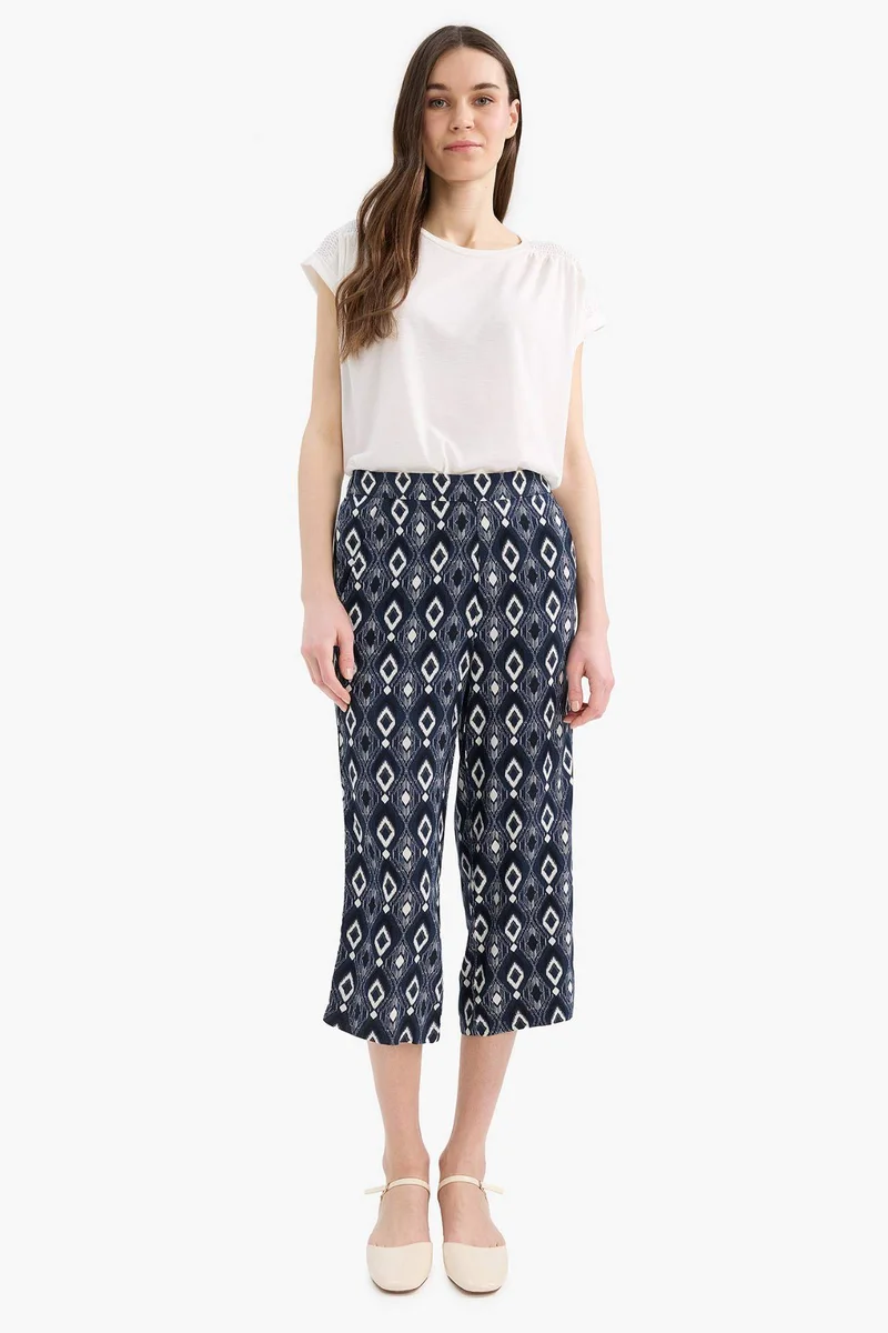 ديفاكتو Regular Hem Capri