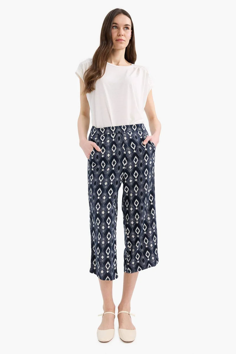 ديفاكتو Regular Hem Capri