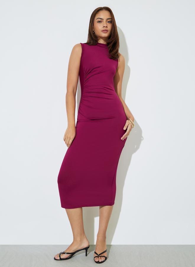 Styli Burgundy Sheath Midi Dress with Ruched Detail - Image 3