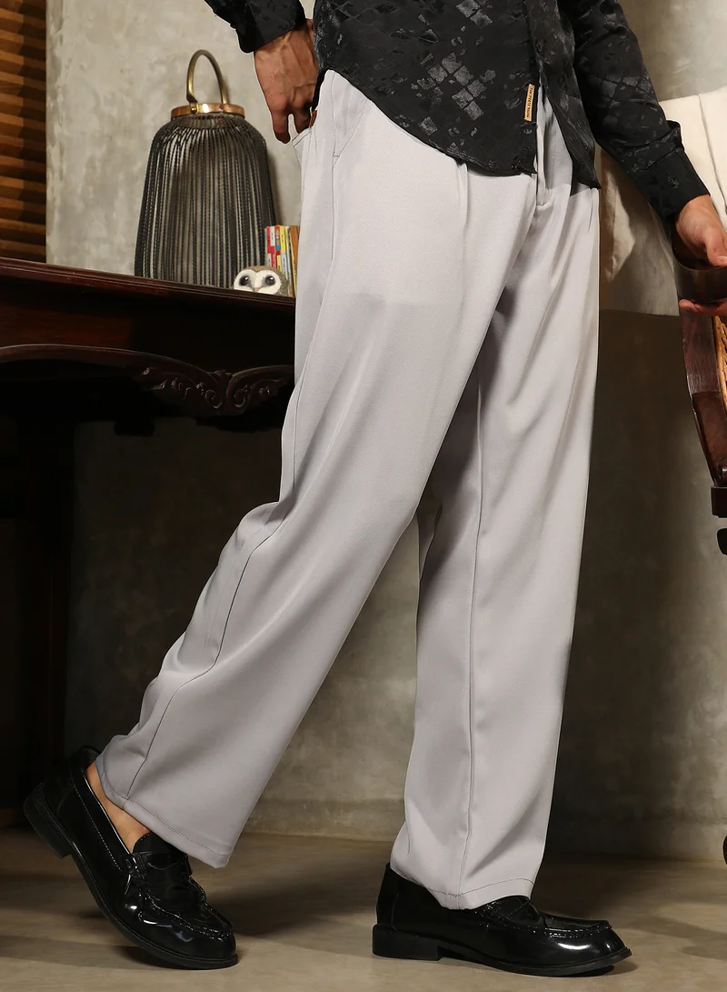 Campus Sutra Campus Sutra Men's Cloud Grey Straight Pleated Trousers For Casual Wear | Mid-Rise | Straight Fit | Drawstring Closure | Trousers Crafted With Comfort Fit For Everyday Wear
