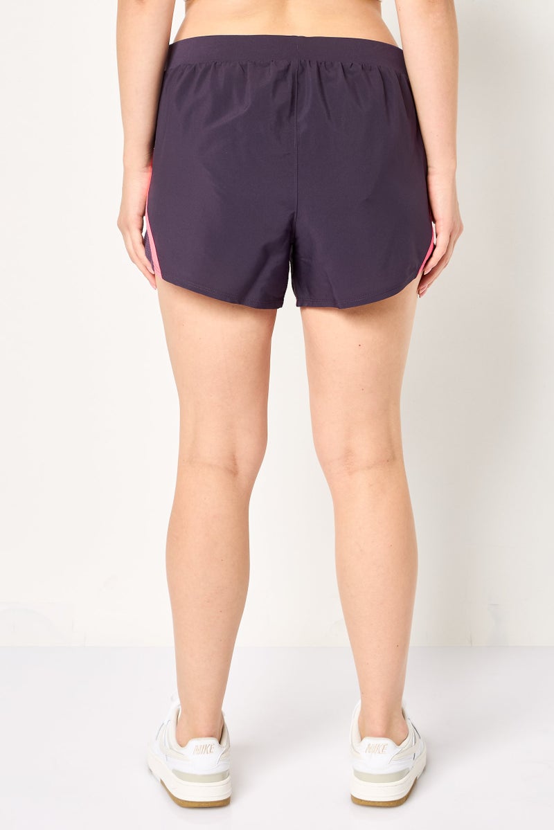 UNDER ARMOUR شورتات رياضية نسائية مناسبة للجري، بنفسجي - Image 4