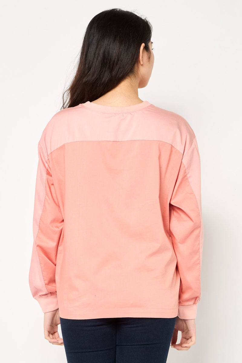 Levi's تي شيرت نسائي بأكمام طويلة من ليفيس بالتعاون مع ديبيكا بادكون، بياقة دائرية، بتصميم ثنائي اللون، متعدد الألوان - Image 4