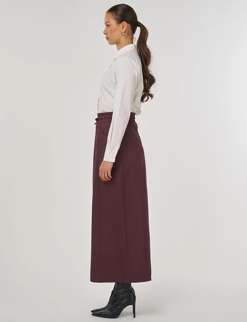 كايرا تنورة واسعة بتفاصيل جيب باللون البرغندي الداكن