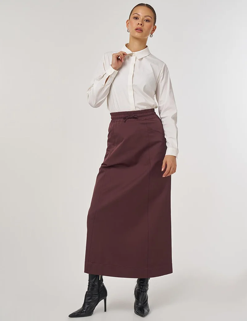 كايرا تنورة واسعة بتفاصيل جيب باللون البرغندي الداكن