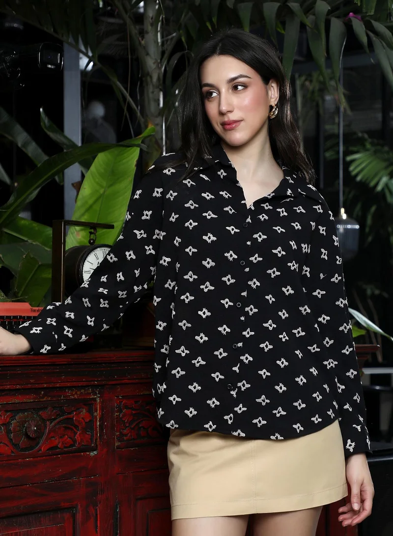 بينيا كولادا قميص نسائي واسع بطبعة زهور ملموسة بياقة عادية وأكمام طويلة بأزرار للإغلاق.