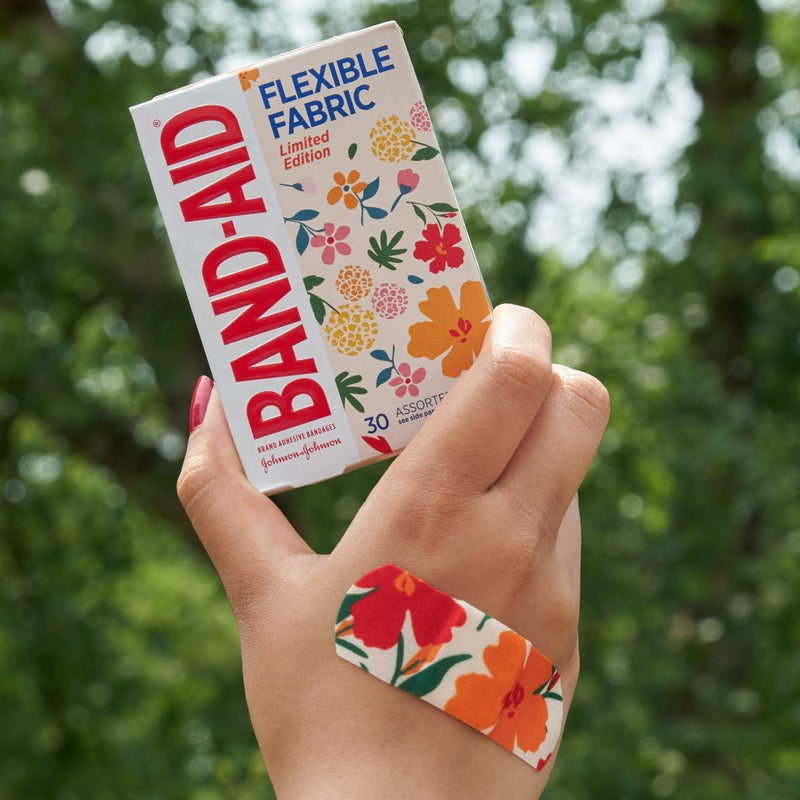 Band-Aid لصقات باند-أيد ماركة القماش المرن، حماية مرنة مريحة ورعاية للجروح للقطع والخدوش الطفيفة، لاصق الإسعافات الأولية بتصميم زهور برية، أحجام متنوعة، 30 قطعة - Image 5