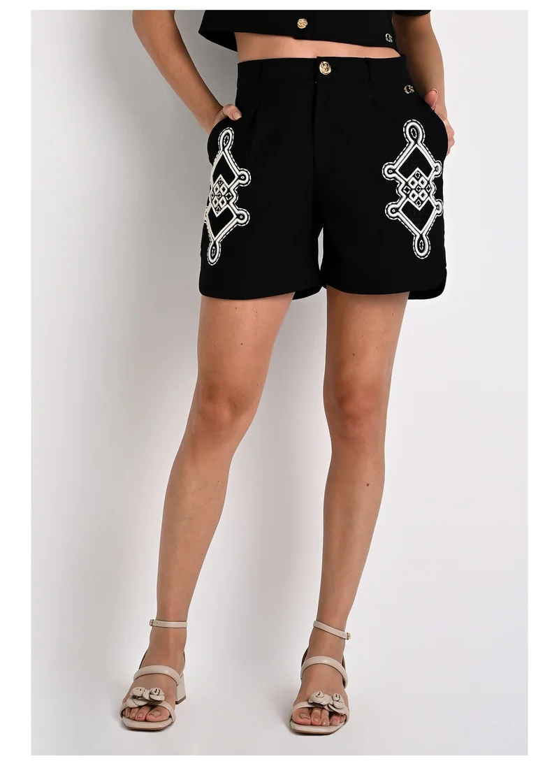 Bermuda with Rounded Hem and Black Embroidery