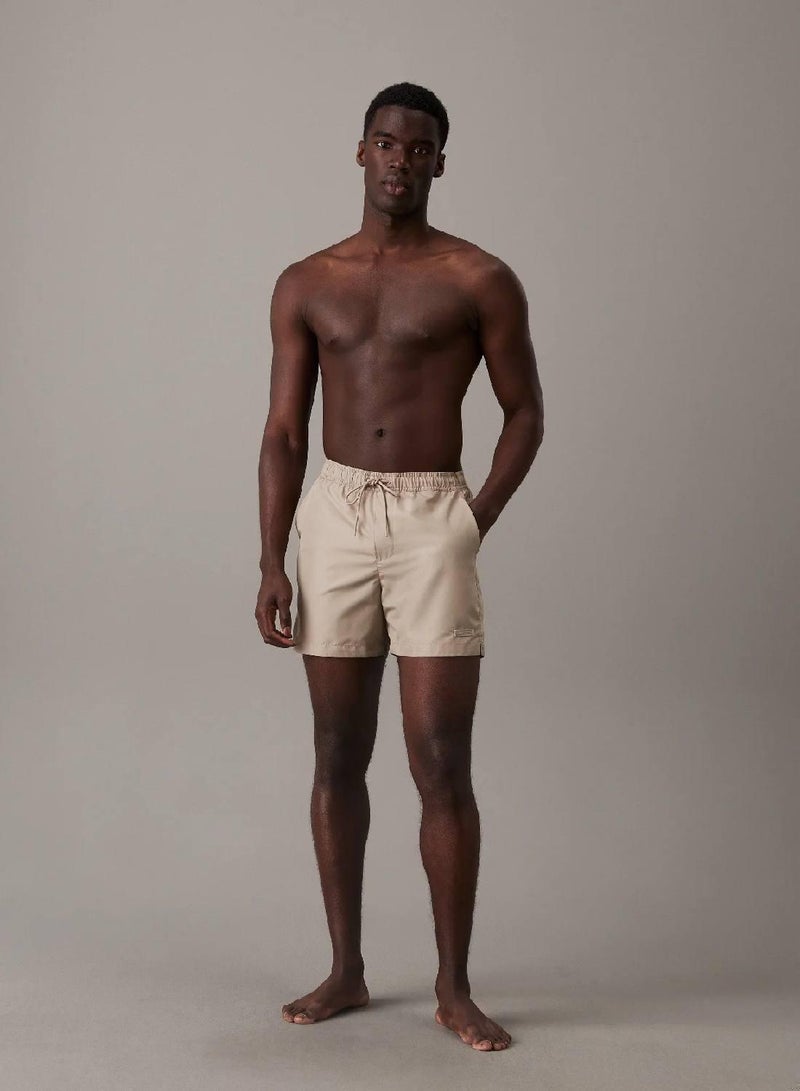 كالفن كلاين شورت سباحة متوسط برباط - سي كيه ريفايند - Image 4