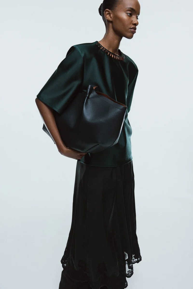 اتش اند ام بلوزة بأكتاف مبطنة