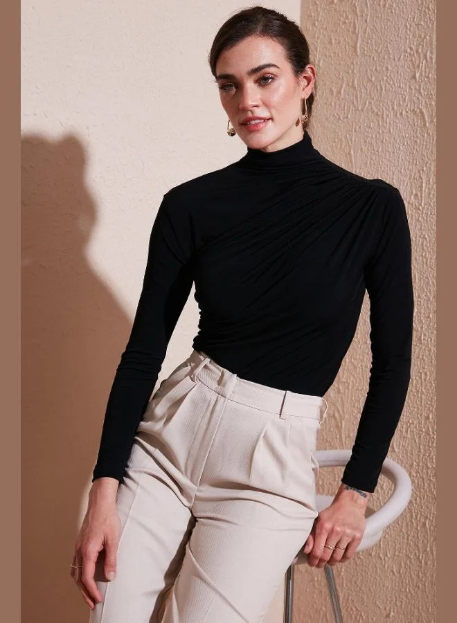 ليلا بلوزة نسائية ضيقة بياقة عالية وتفاصيل مجمعة من ليلا