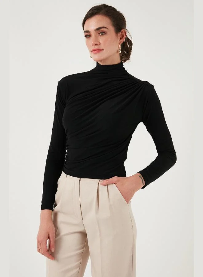 ليلا بلوزة نسائية ضيقة بياقة عالية وتفاصيل مجمعة من ليلا