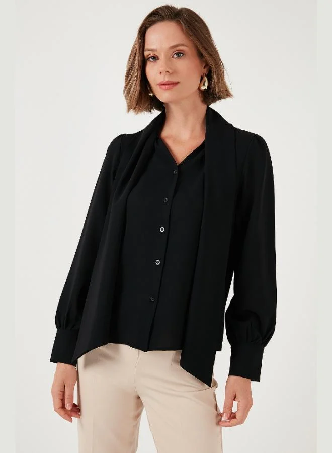 ليلا قميص نسائي بياقة على شكل حرف  وتفاصيل ربطة عنق بقصة عادية