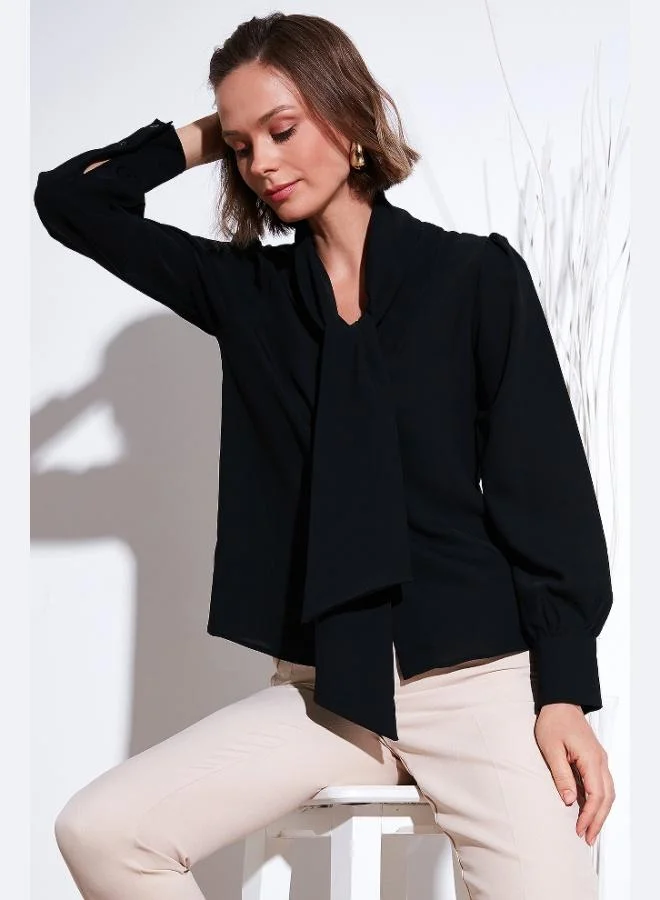 ليلا قميص نسائي بياقة على شكل حرف  وتفاصيل ربطة عنق بقصة عادية