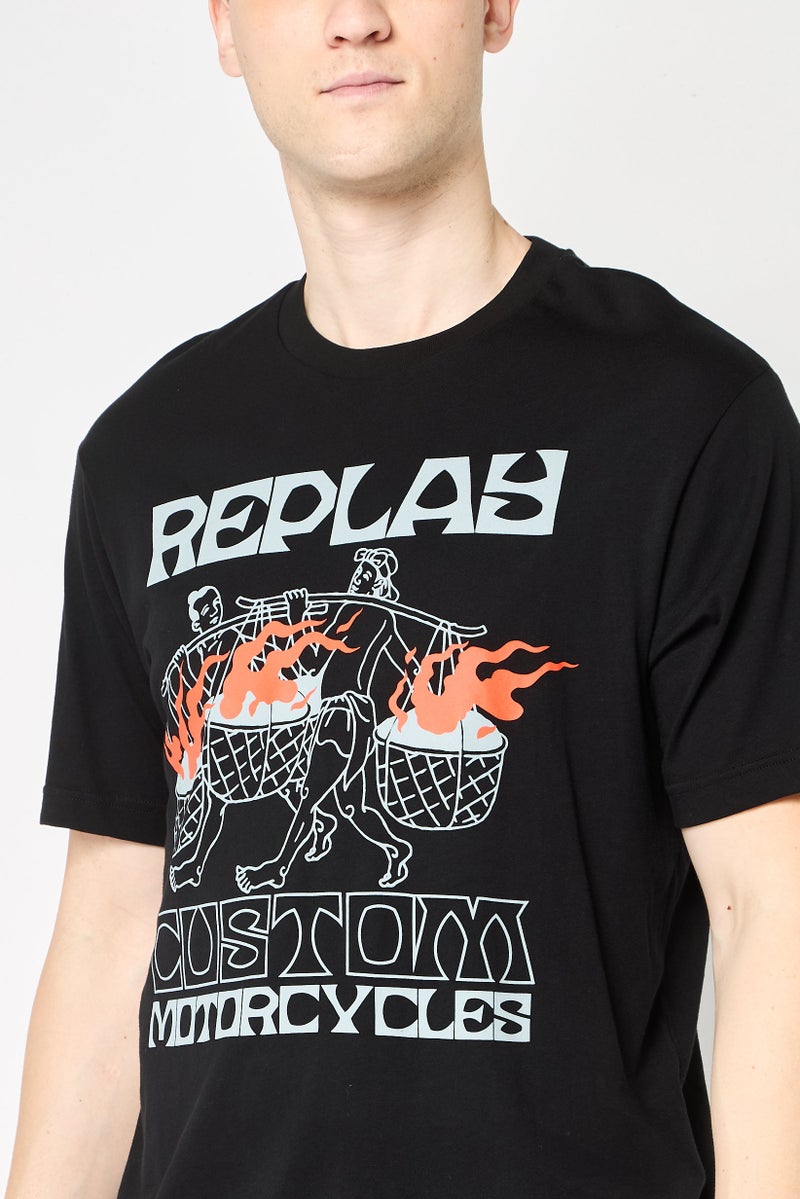 Replay تي شيرت رجالي بأكمام قصيرة وياقة دائرية، مطبوع برسومات، أسود - Image 2
