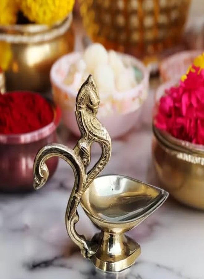 أديتري_كرييشن مصابيح زيتية نحاسية مزخرفة، مصابيح عبادة زيتية، مصابيح آرتي ديا بمقبض، مصابيح ديباك ديا ذهبية نحاسية، ديكورات هندية تقليدية للمهرجانات، قطع صغيرة لتزيين رأس السنة (الحجم: 3 بوصات) (ذهبي) (طاووس) - Image 4