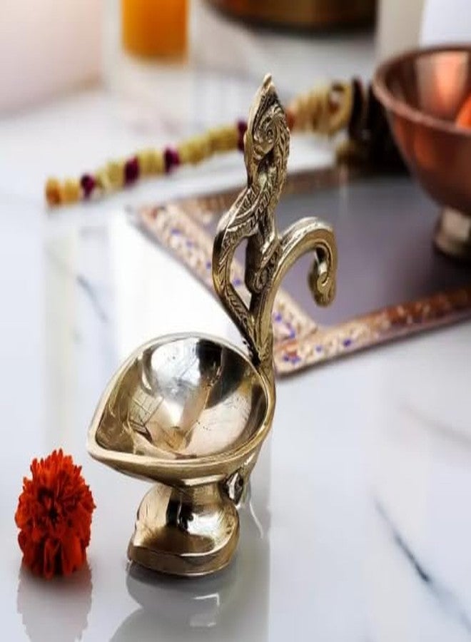 أديتري_كرييشن مصابيح زيتية نحاسية مزخرفة، مصابيح عبادة زيتية، مصابيح آرتي ديا بمقبض، مصابيح ديباك ديا ذهبية نحاسية، ديكورات هندية تقليدية للمهرجانات، قطع صغيرة لتزيين رأس السنة (الحجم: 3 بوصات) (ذهبي) (طاووس) - Image 3