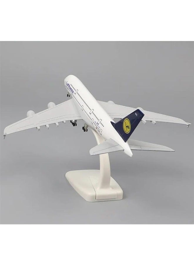 طراز طائرة نموذج بمقياس 20 سم بنسبة 1:400 من طراز إيرباص A380 لشركة لوفتهانزا، مصنوع من سبائك الألمنيوم بتقنية الصب الزهري، مثالي للزينة وتعتبر هدية قيمة لجمع الطرازات الجوية. - Image 3