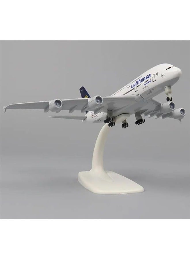 طراز طائرة نموذج بمقياس 20 سم بنسبة 1:400 من طراز إيرباص A380 لشركة لوفتهانزا، مصنوع من سبائك الألمنيوم بتقنية الصب الزهري، مثالي للزينة وتعتبر هدية قيمة لجمع الطرازات الجوية. - Image 2