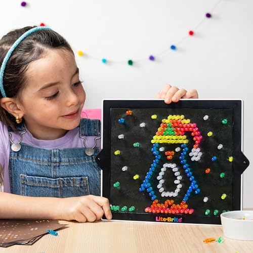 Lite Brite لعبة لايت برايت القيمة النهائية الرجعية، 12 قالب موسمي، حقيبة دبابيس، حصرية أمازون، لعبة نشاط إبداعي مضيئة، تعليمية STEM، هدية للبنات والأولاد، أعمار 4 سنوات فما فوق - Image 4