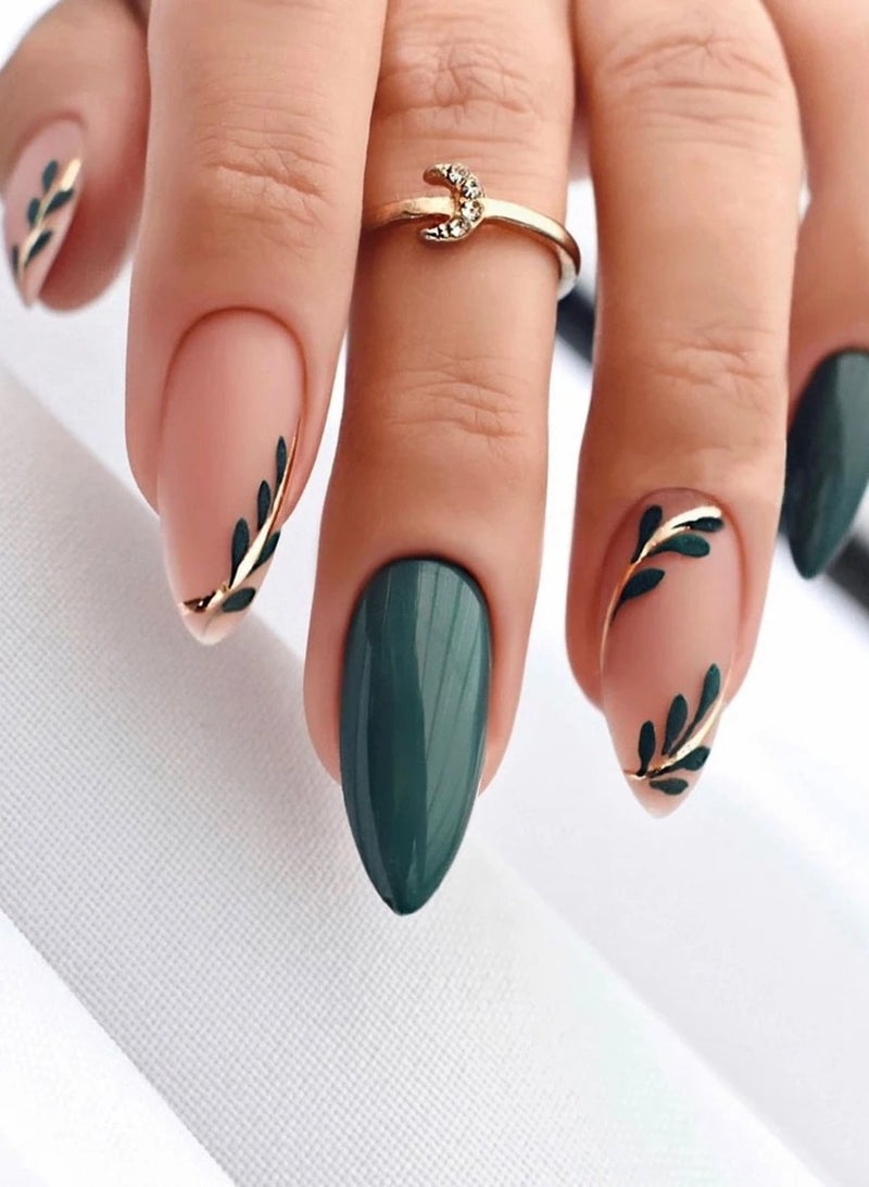 مانيكير أنيق باللون الأخضر الداكن والألوان العارية مع تفاصيل ذهبية - Image 1