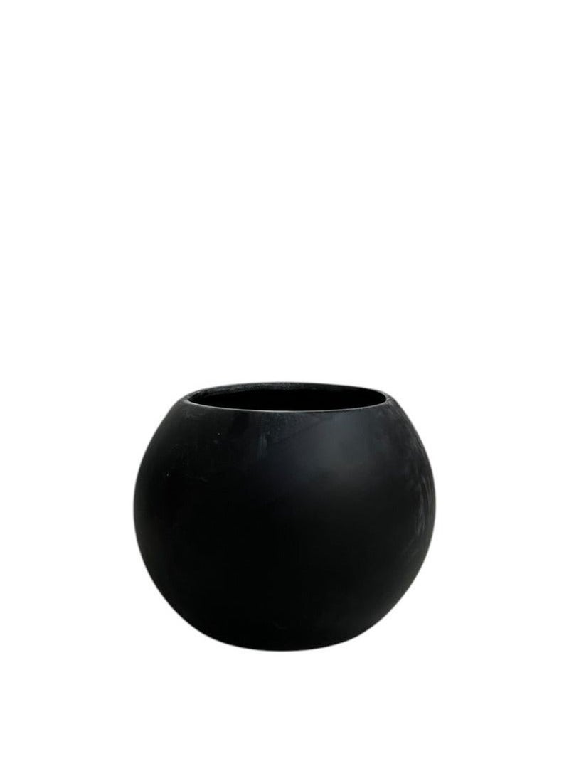 Round plastic planter with an elegant design - Image 2