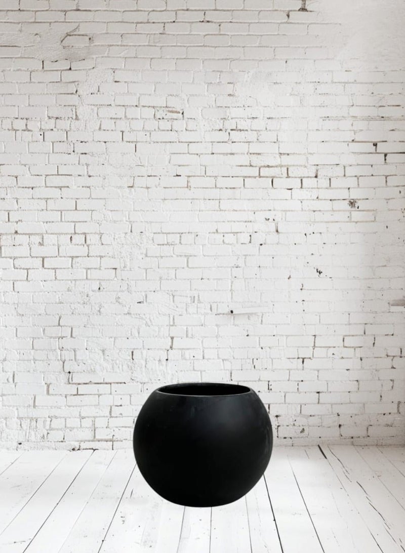 Round plastic planter with an elegant design - Image 3