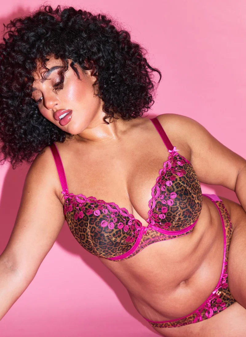 آن سمرز آن سمرز قبلة برية وردي فاقع مبطن