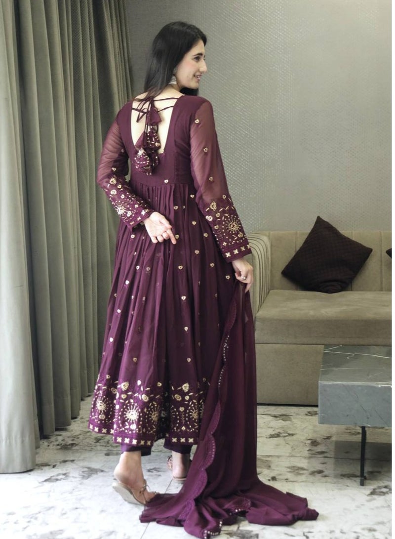 مجموعة بدلة أناركالي أرجوانية فاخرة جاهزة الصنع  - Image 4