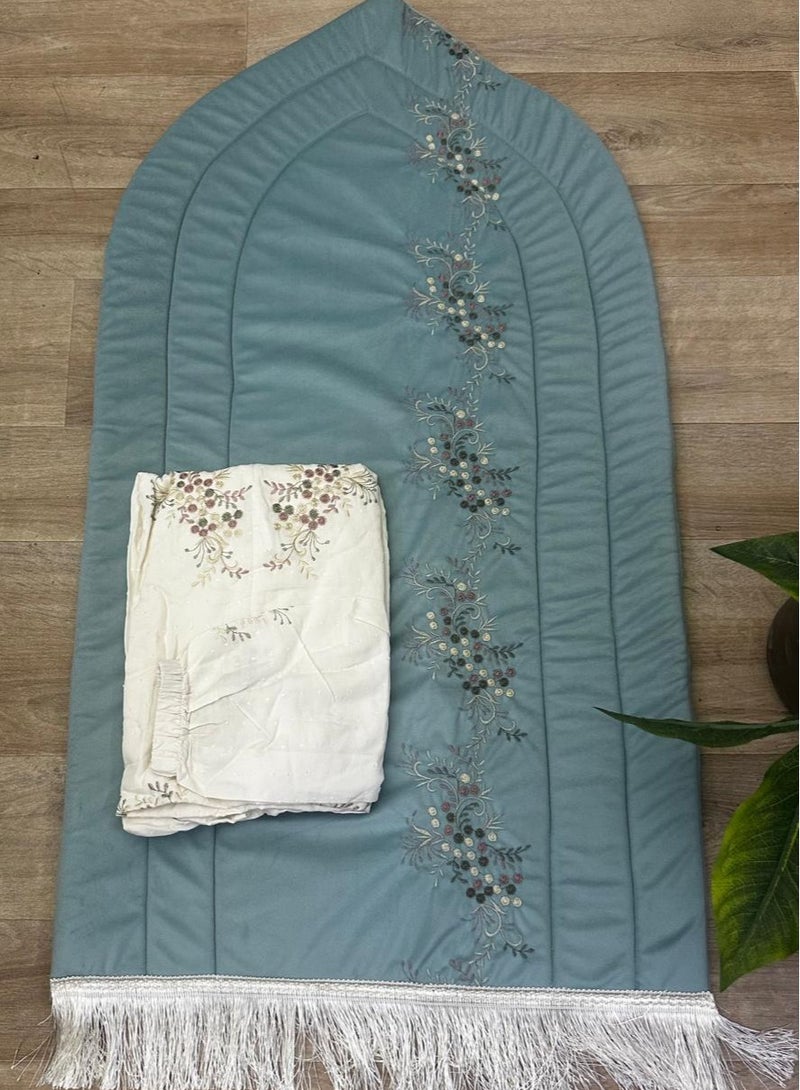 طقم سجادة صلاة مع شرشف مرد مطرز بتصميم فاخر وجودة عالية