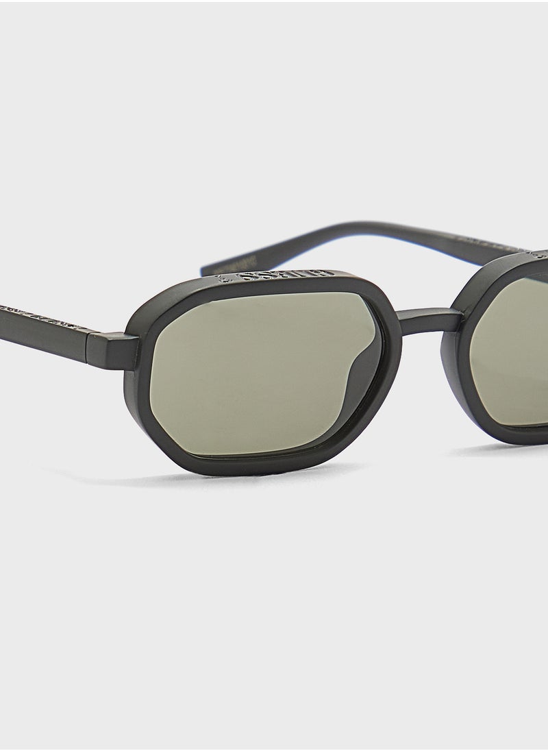 GUESS Gu0023302N53 Shape Sunglasses  - Image 3