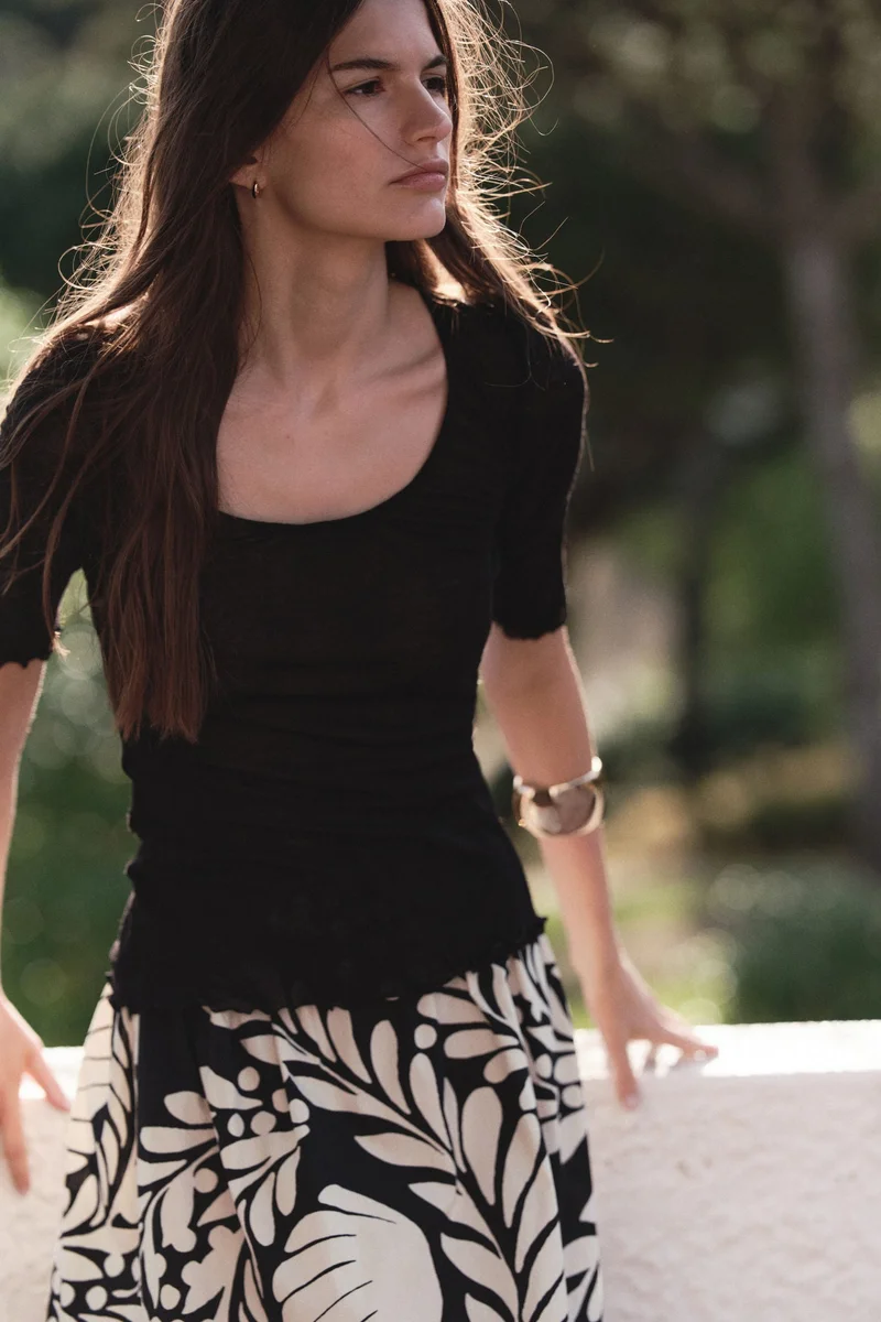 اتش اند ام تنورة بحافة واسعة