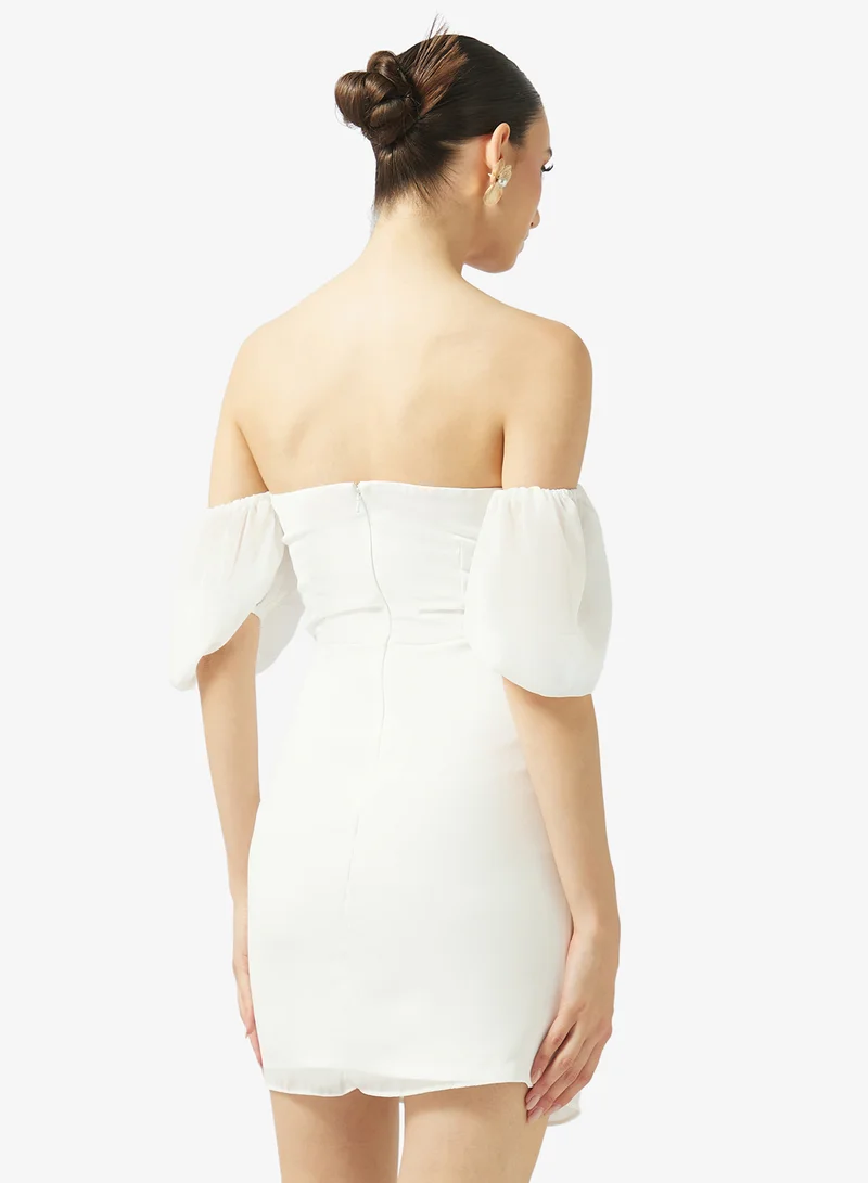 رينيه فستان قصير ضيق بأكمام منفوشة وكتف مكشوف