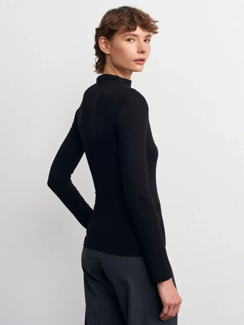 ديلفين Dilvin Ribbed Slim-Fit Half Turtleneck Blouse