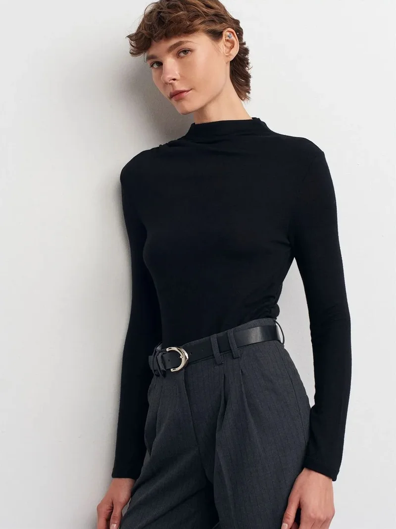 ديلفين Dilvin Ribbed Slim-Fit Half Turtleneck Blouse