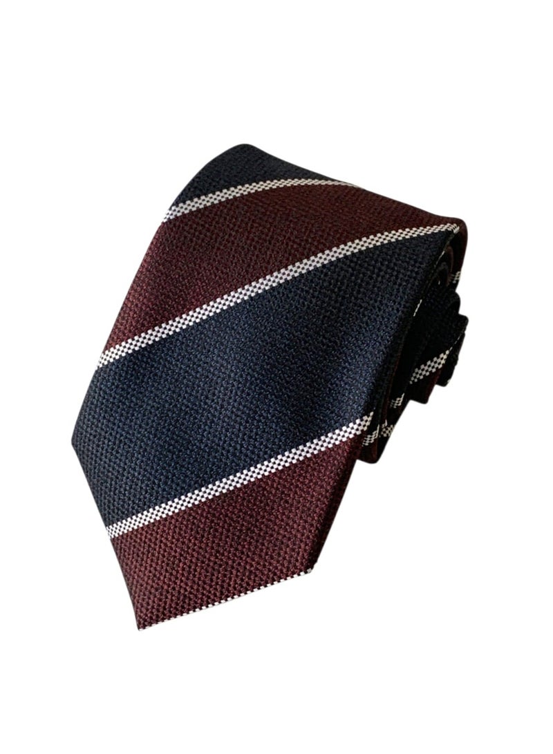 أضف لمسة من الرقي والفخامة إلى إطلالتك الرسمية مع هذه الكرافته المصممة بعناية لتجمع بين الأناقة الكلاسيكية والتصميم العصري. تتميز بخامة بوليستر عالي الجودة التي تمنحك ملمساً ناعماً ومظهراً متألقاً يدوم طوال اليوم. - Image 2