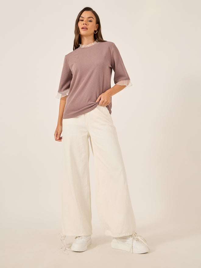 ستايلي تيشيرت ستايلي بأكمام كوع مزينة بالدانتيل ومقاس مريح - Image 2