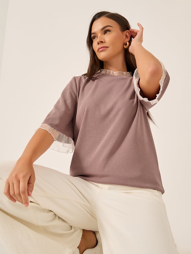 ستايلي تيشيرت ستايلي بأكمام كوع مزينة بالدانتيل ومقاس مريح - Image 1