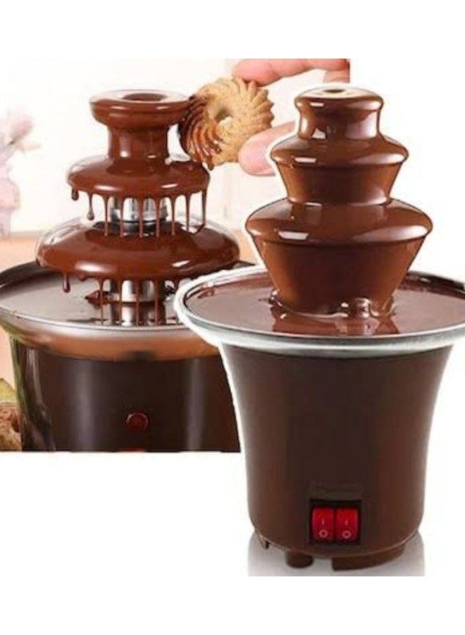 حلي أي قعدة ولمة عيلة بلمسة من السعادة! ✨🍫  وصلت الآن نافورة الشوكولاتة الكهربائية الـ 3 طبقات الأكثر طلباً! 😍 الماكينة السحرية اللي هتحول بيتك لكافيه، وتفرح أولادك وضيوفك في أعياد الميلاد والمناسبات . ليه الماكينة دي لازم تكون في بيتك؟ 🍓 مثالية لغمس الفواكه (الفراولة، الموز)، المارشميلو، والبسكويت . ⚙️ عملية جداً ومصنوعة من مواد آمنة وسهلة التنظيف والتفكيك. 🔥 حجمها مثالي ومزودة بزر تسخين للحفاظ على الشوكولاتة سايحة وسلسة طول الوقت - Image 3