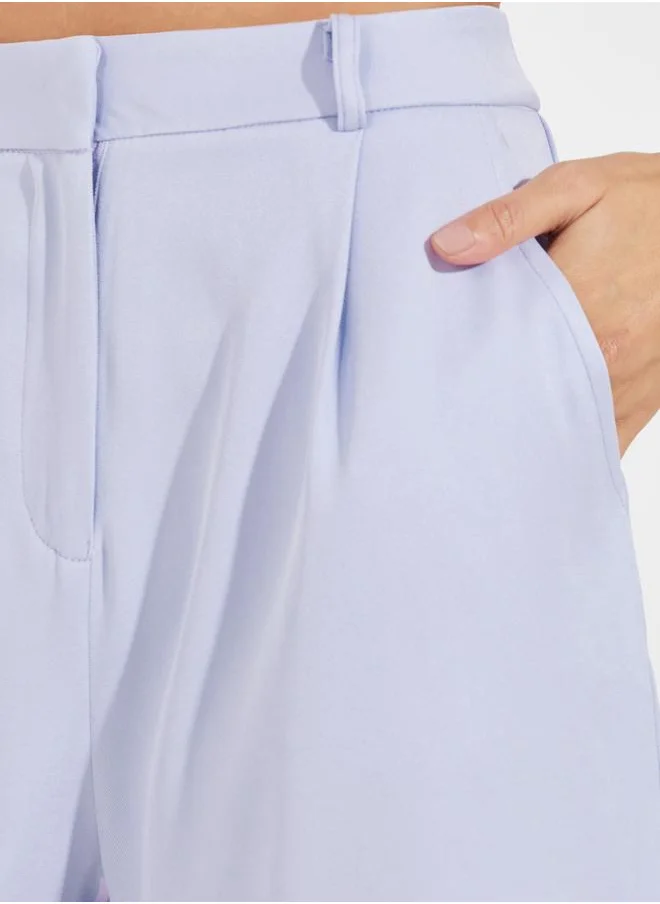 ستايلي شورت سادة بخصر عالي مع فتحات حزام
