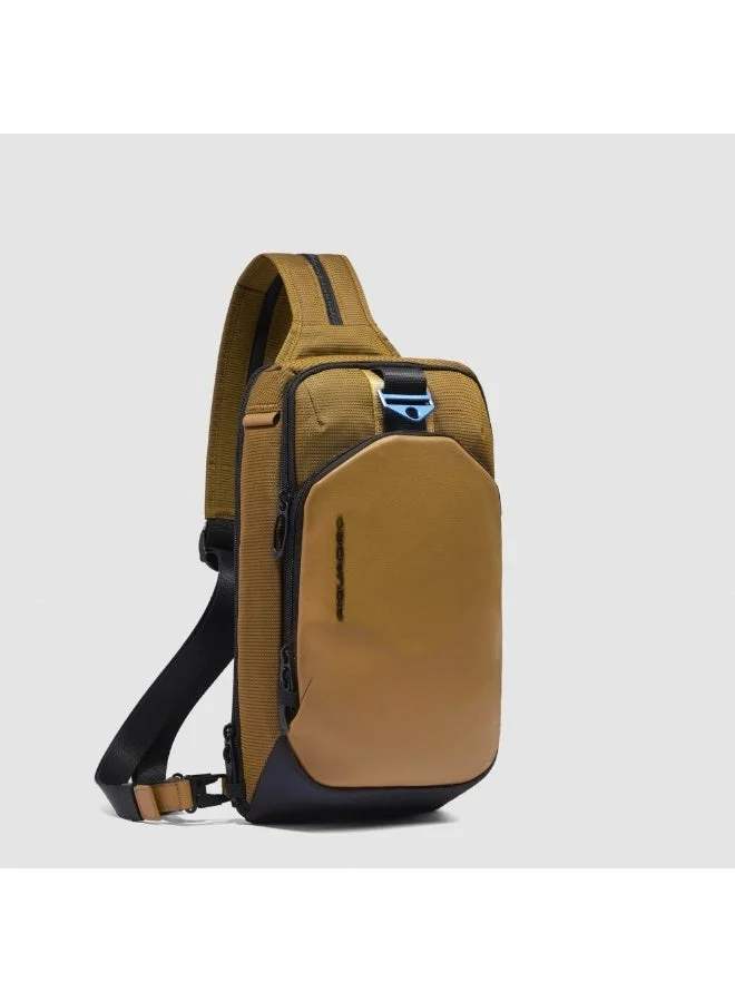 بيكوادرو حقيبة كتف قابلة للتحويل Piquadro CA6632S137 لجهاز iPad mini مع حماية RFID، مصنوعة من قماش معاد تدويره، ويمكن استخدامها كحقيبة كروس بودي أو حقيبة ظهر