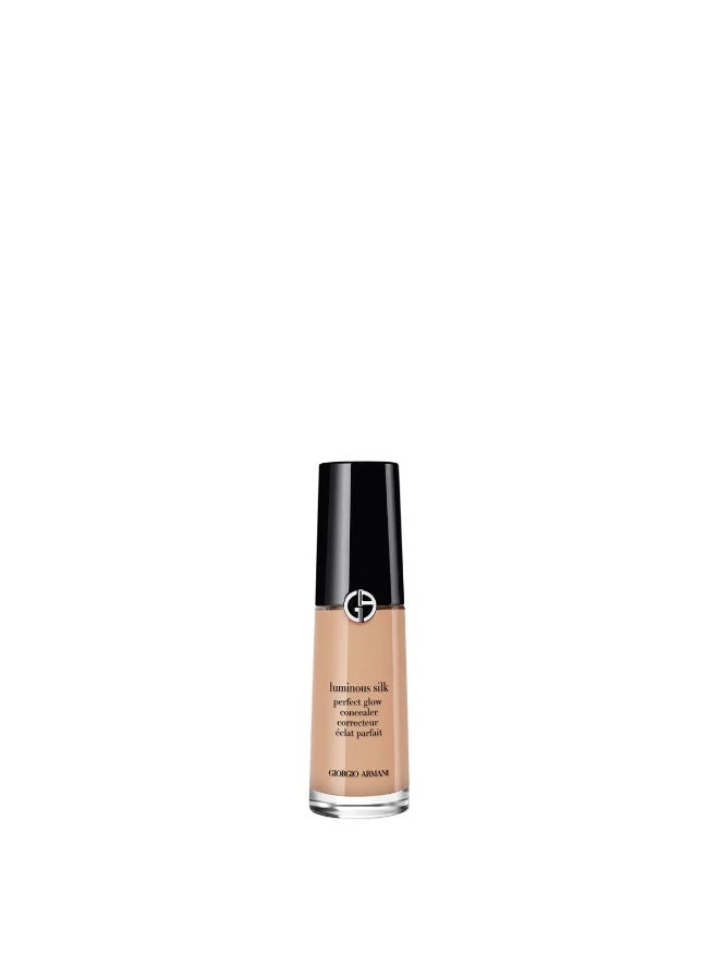 Giorgio Armani Luminous Silk Concealer in shade 4.5 (Light to Medium, Neutral). - Image 1