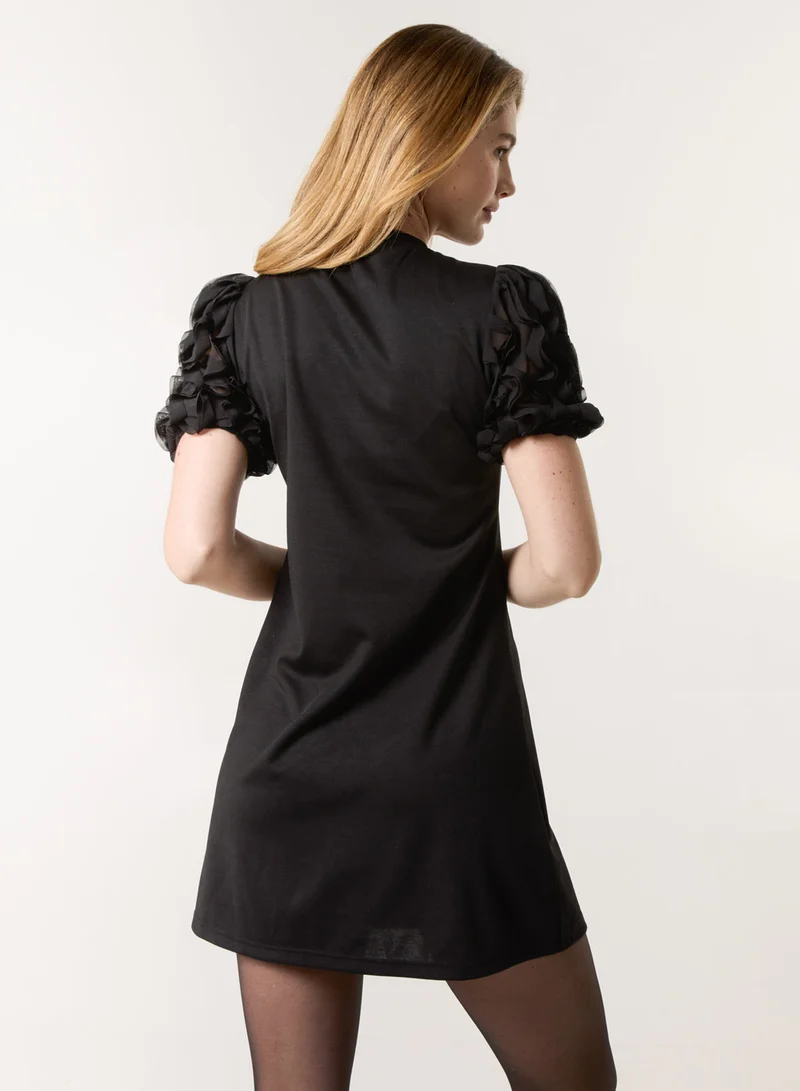 بلو فانيلا فستان قصير بأكمام مزخرفة