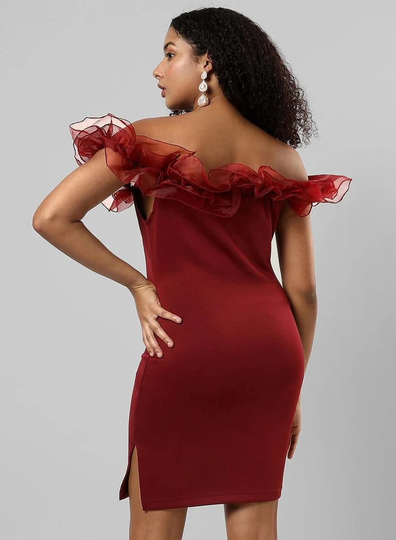 PINACOLADA Women's Burgundy Red Bodycon Dress With Organza Detail | فستان نسائي | بدون أكمام | بنقشة سادة | طول قصير/حتى الركبة | كاجوال ويومي | كتف مكشوف