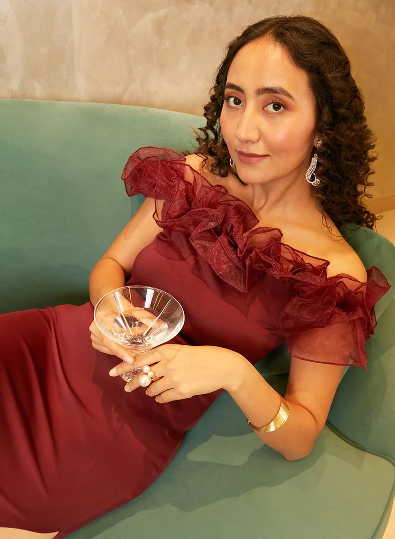 PINACOLADA Women's Burgundy Red Bodycon Dress With Organza Detail | فستان نسائي | بدون أكمام | بنقشة سادة | طول قصير/حتى الركبة | كاجوال ويومي | كتف مكشوف