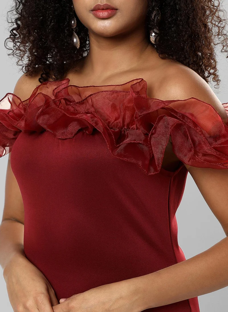 PINACOLADA Women's Burgundy Red Bodycon Dress With Organza Detail | فستان نسائي | بدون أكمام | بنقشة سادة | طول قصير/حتى الركبة | كاجوال ويومي | كتف مكشوف