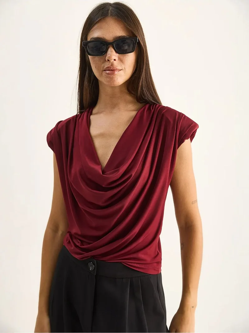 بيانكو لوتشي LUCCI Sleeveless Cowl Neck Blouse