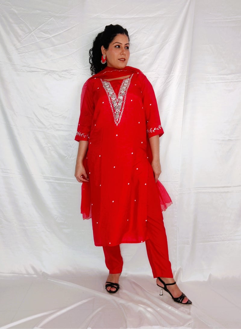 باناش برييا PRIYA’S PANACHE طقم كورتا وسروال أحمر مستقيم مع دوباتا أورجانزا أنيقة.  - Image 1