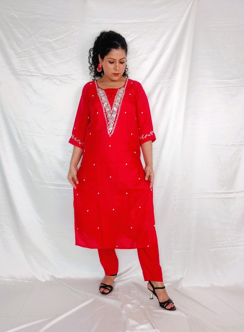 باناش برييا PRIYA’S PANACHE طقم كورتا وسروال أحمر مستقيم مع دوباتا أورجانزا أنيقة.  - Image 5