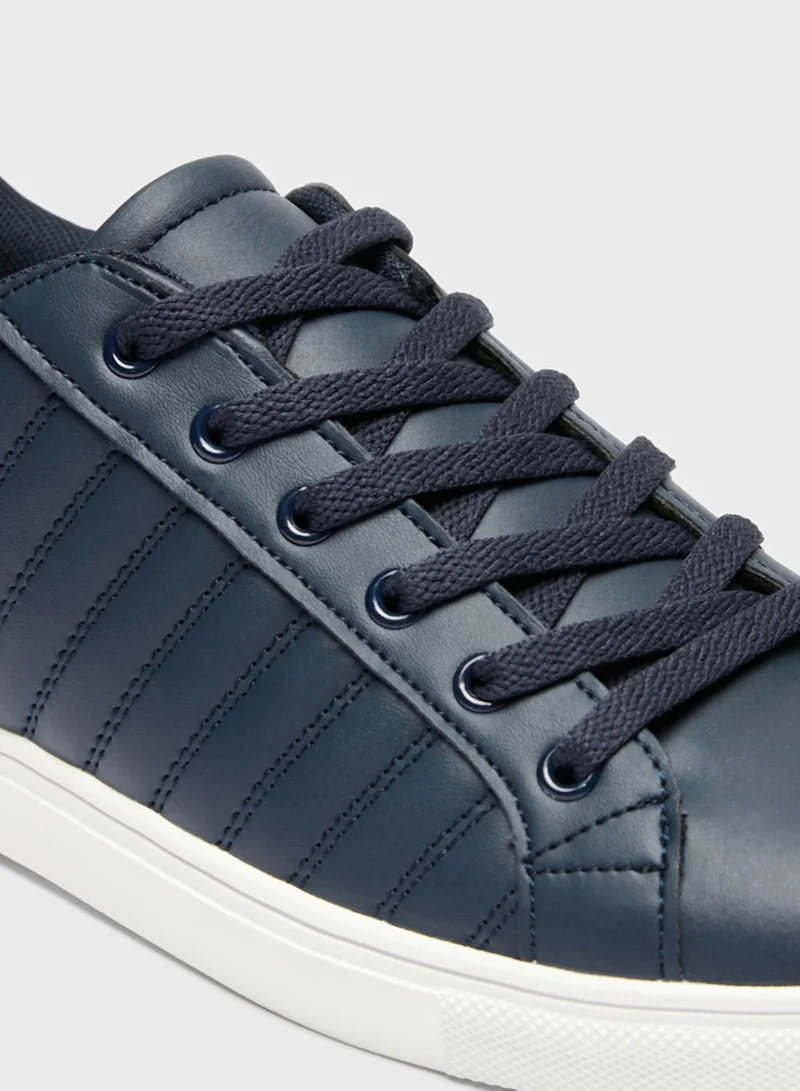 shoexpress Low Top Sneakers